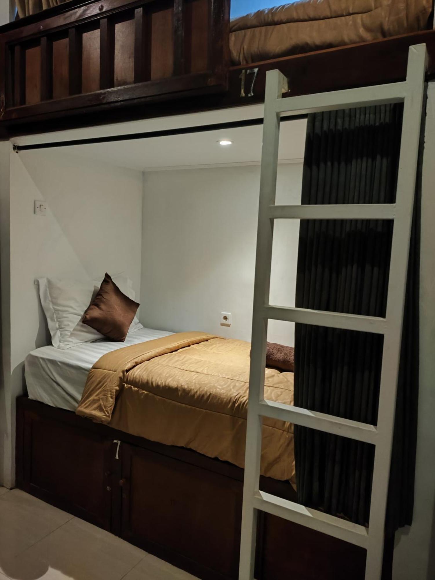 Ega S Hostel Batununggul 外观 照片